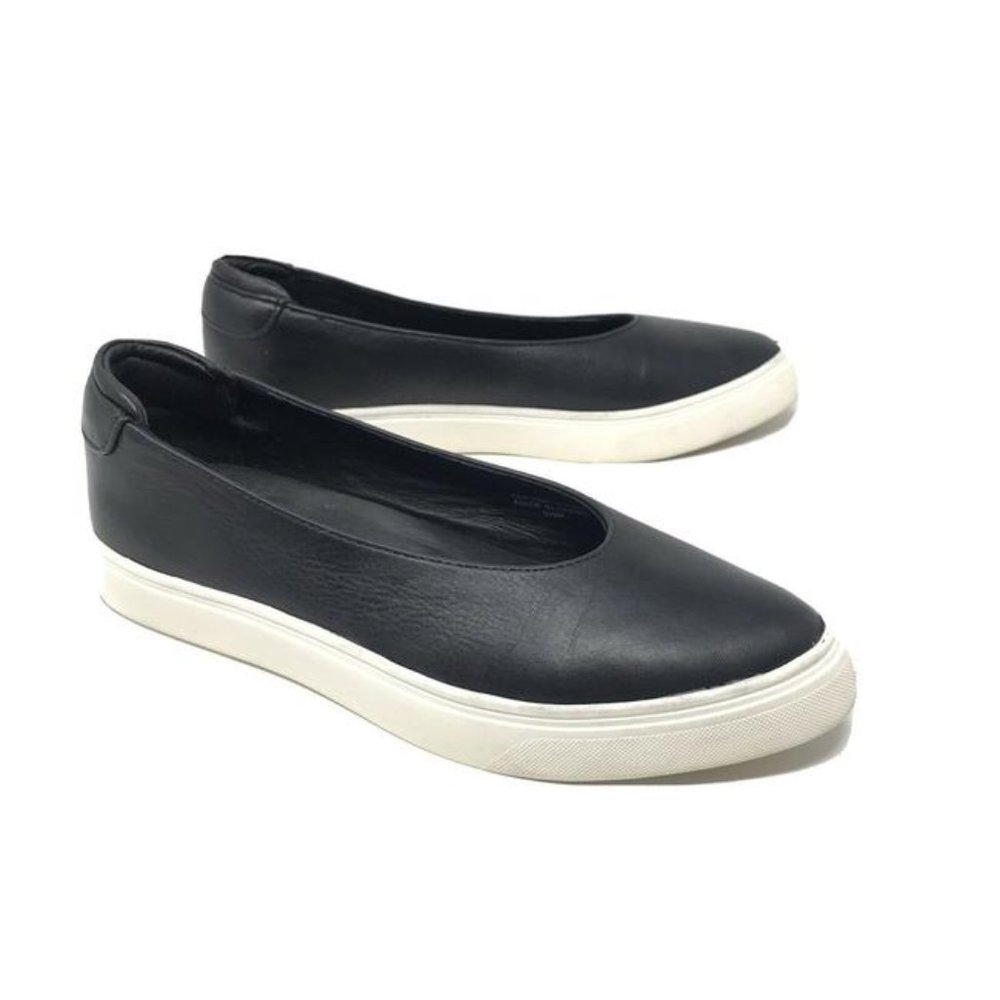 Pointed Toe Black & White J Slides